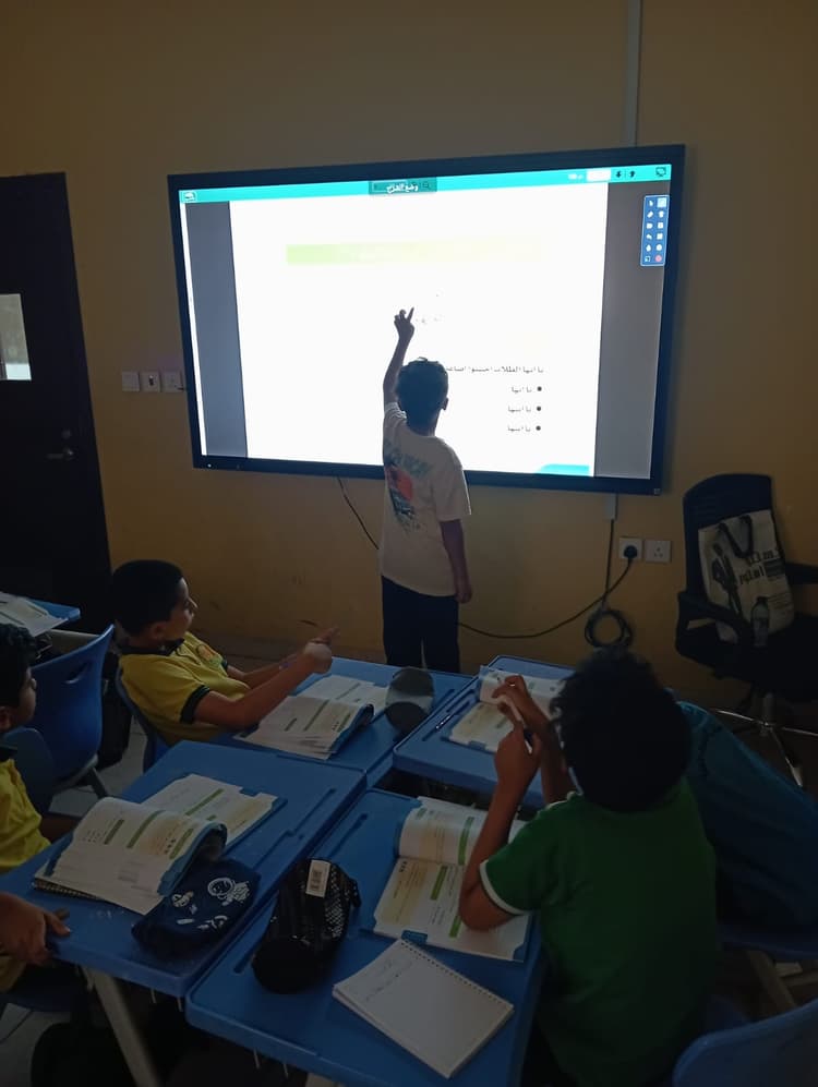 معلمون أكفاء.. وطلاب متفاعلون.. وفصول ذكية حديثة.